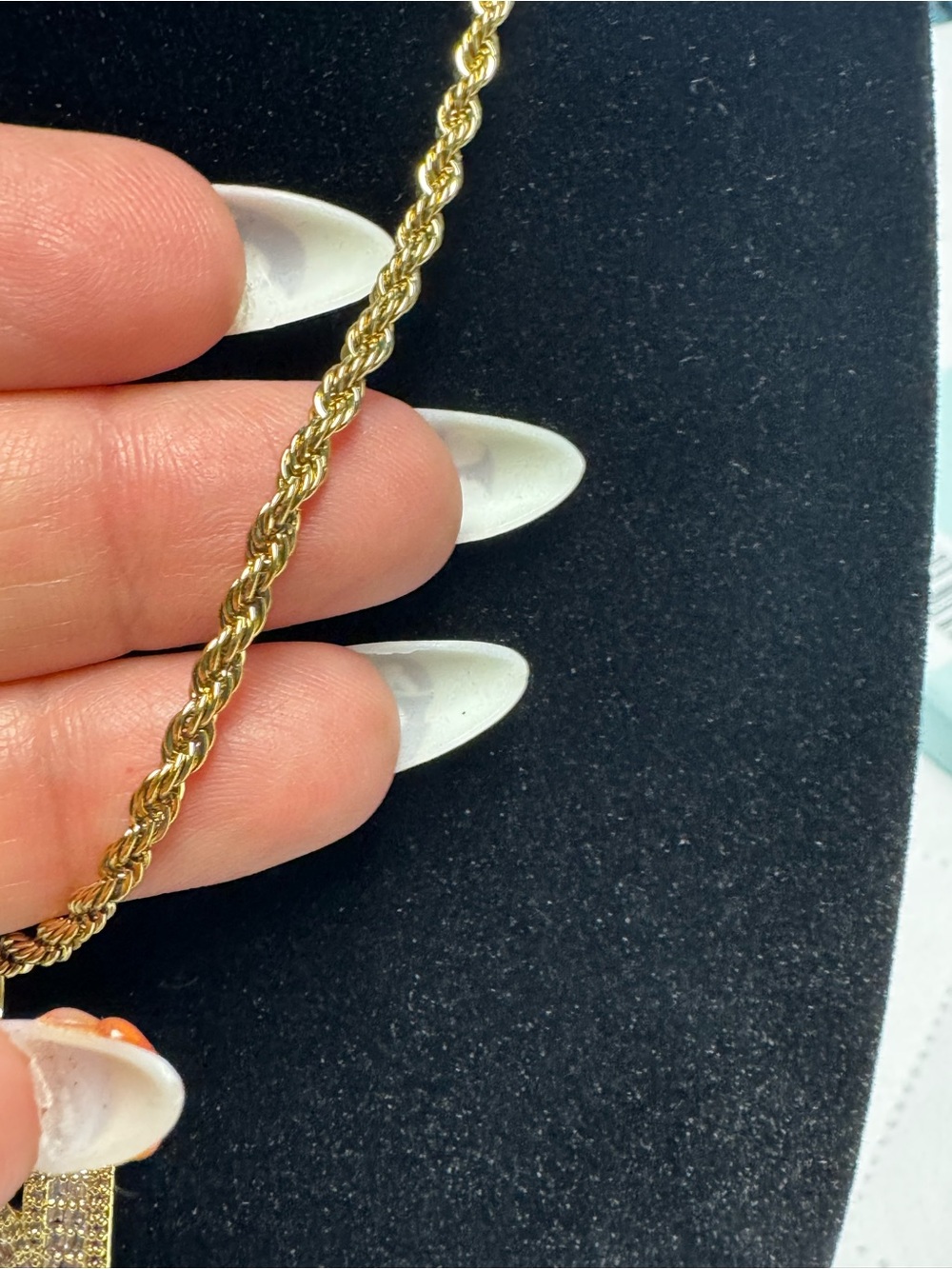 Gold Tone Iced Out Letter V Pendant Rope Chain Necklace New - Picture 7 of 8